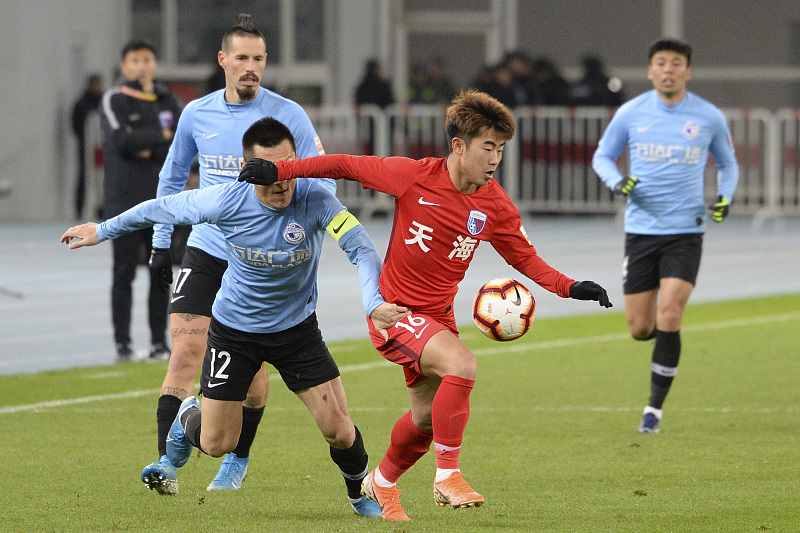 冯潇霆▲训练赛之后，申花聊天群好热闹，冯潇霆说出球队没签郑达伦的原因