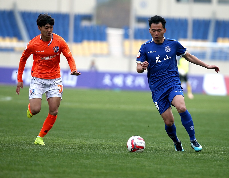 「上海上港」他是跟武磊齐名的上港功勋，如今成大牌外援的牺牲品，沦落到中乙