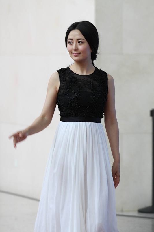 「杨童舒」她在当红的时候未婚生子，孩子的父亲至今是谜，儿子却长得超帅