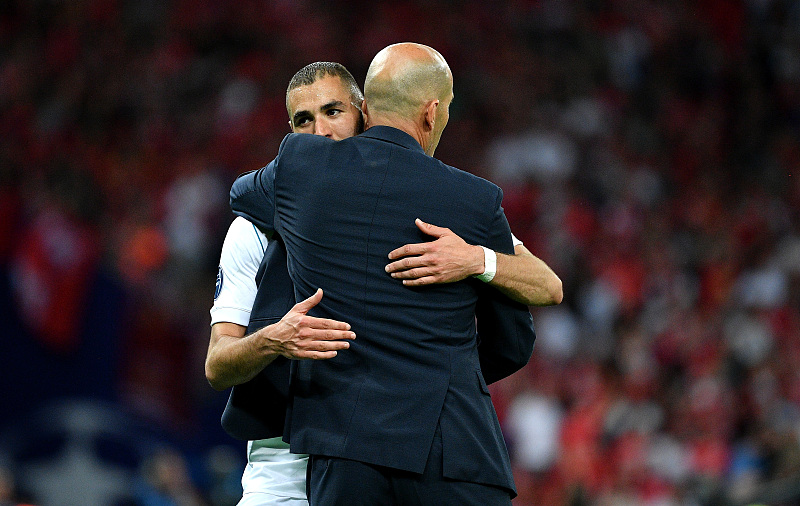 本泽马■皇马王牌做离谱举动,6场20分钟揭齐祖老问题,8000万双星成鸡肋