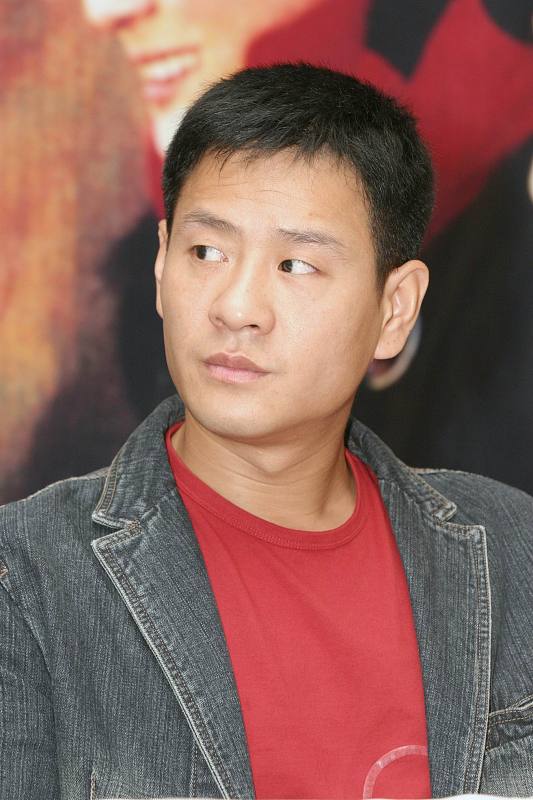 他抛弃妻子娶小自己8岁演员,不惜净身出户,如今落魄无人愿用!