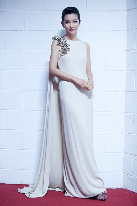 『李冰冰』知情人曝李冰冰已与小16岁男友分手？对方用“床照”，威胁李冰冰上百万？