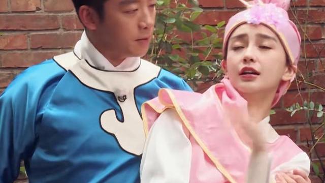 郑恺抱着baby演戏,谁注意他手搂哪?这是对老婆最大的尊重