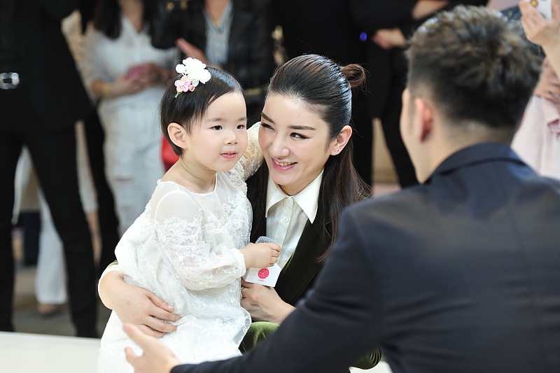 【嫁入豪门】因为长得美嫁入豪门，离婚后获15亿分手费，如今身价300亿