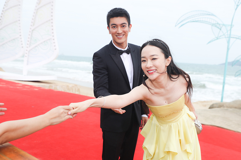 霍思燕半夜与老公开视频,却意外曝光床上私人物品,网友:这也太开放了