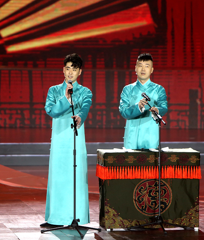 『德云社』退出德云社差别最大的两个人，一个拼命找靠山，一个咬牙自己干！