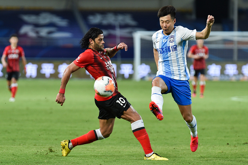 上海上港|太难了！胜之不武，无视足协规则？上港3-1轻取泰达登顶却遭狂喷