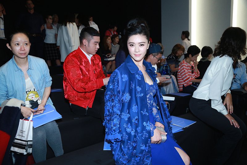 陆毅▲曾苦追陆毅4年无果,嫁入豪门老公监狱中去世,如今45岁身价过亿