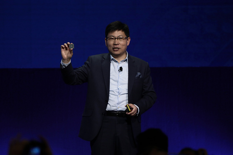 芯片|芯片巨头坐收渔翁之利，华为迎来新机遇，没用美国技术就是硬气