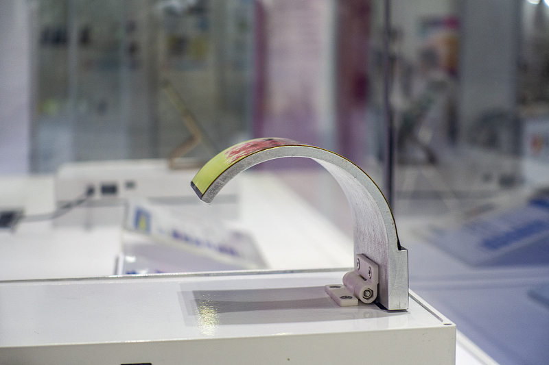 曲面屏▲手机“曲面屏” 到底利大于弊,还是弊大于利?