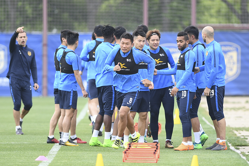 江苏苏宁：他为了苏宁公开怒骂鲁能名帅，表现可圈可点，如今却离队踢中甲