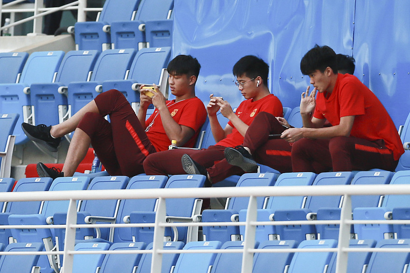 中国足协▲上港遭暴击，球迷：郭田雨打游戏都禁赛半年，期待足协一碗水端平