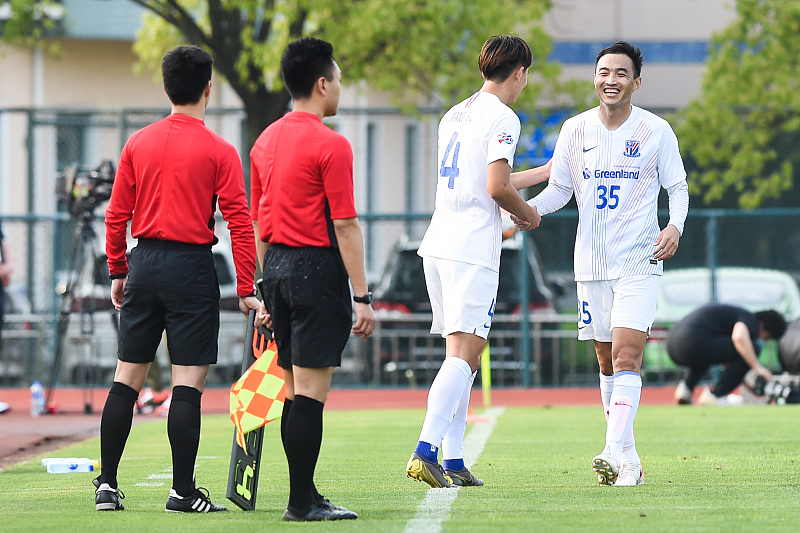 冯潇霆▲训练赛之后，申花聊天群好热闹，冯潇霆说出球队没签郑达伦的原因