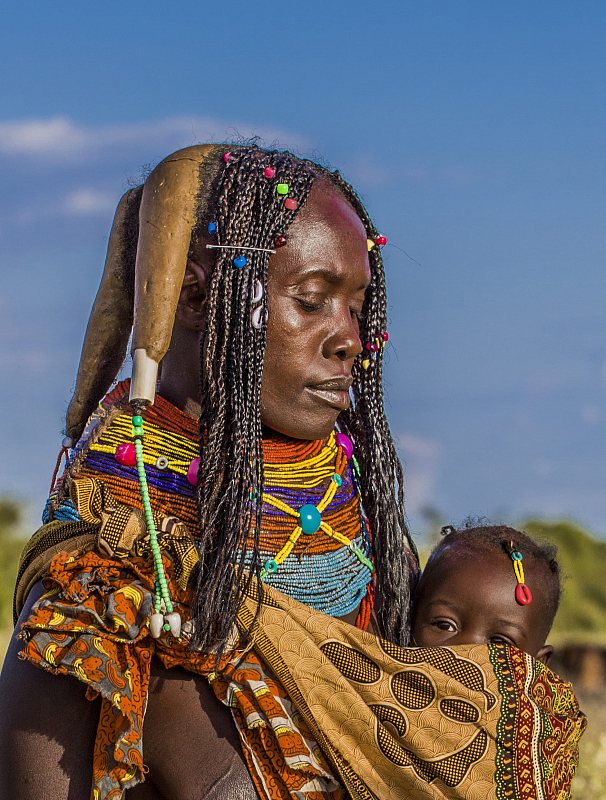 非洲■非洲辛巴族女子终生不洗澡没味，搬进城市却被普通感冒感染死亡