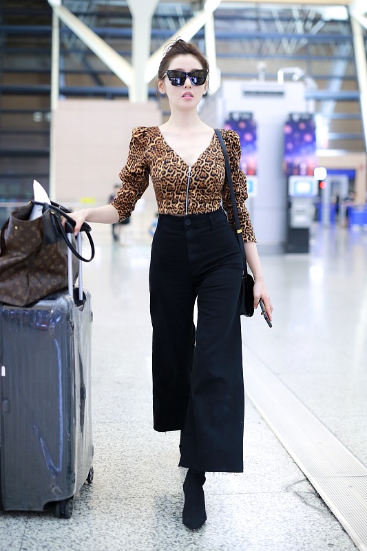 张天爱@张天爱被哥哥抱着模仿蜘蛛侠,哥哥手的位置不避嫌,果然是亲哥