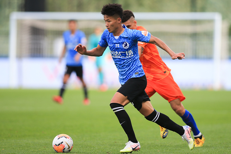 郑龙|大连人惨遭鲁能3连击逆转，1人被怒批是输球罪人，郑龙就是这样被抛弃的