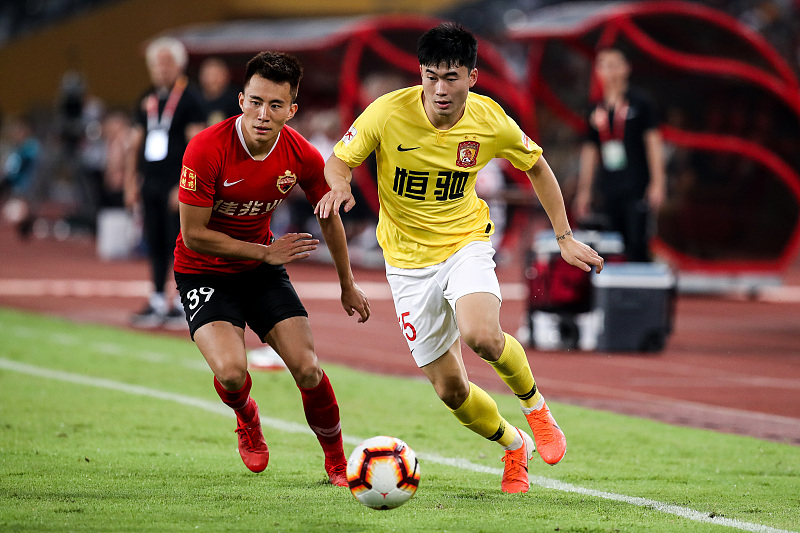 『广州恒大』恒大右后卫位置将迎新面孔，热身赛已登场亮相，未来有望黑马上位