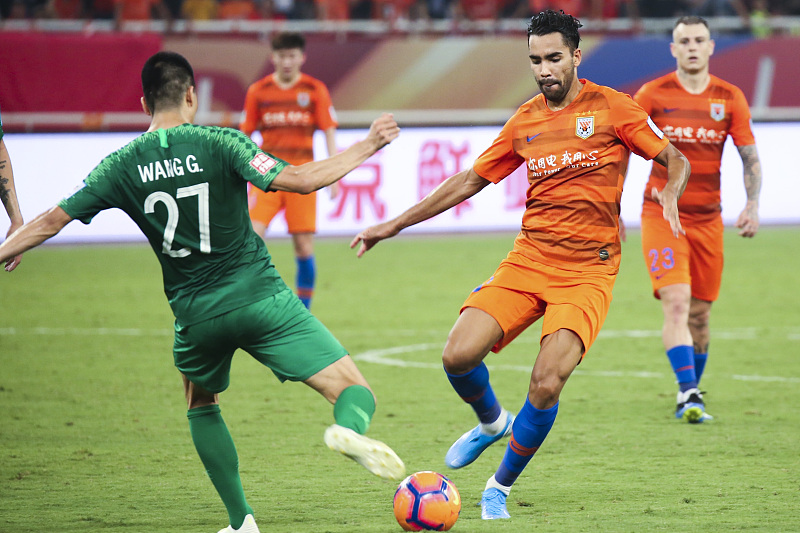 「山东鲁能」鲁能离队之人有望重返中超，曾在球队身披10号战袍，却被视为水货