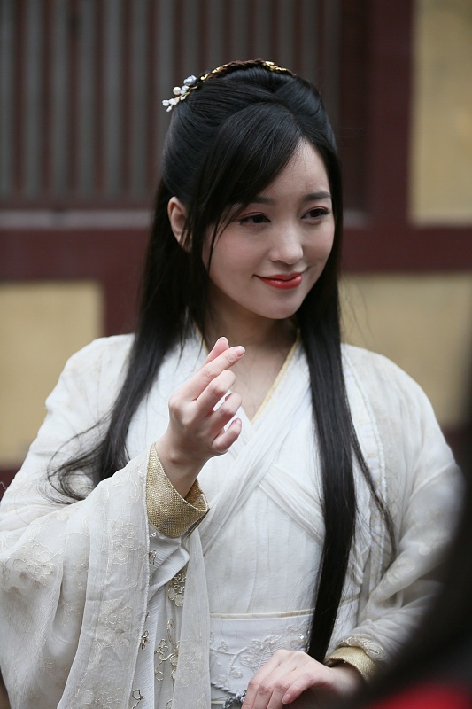 蒋梦婕■曾与胡歌演《神话》，却沦落集市商演超冷清，网友：发生了什么？