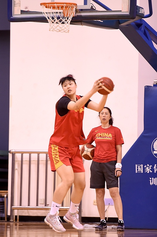 「赵义明」中国篮坛最高情侣：女方2米01男方2米18，生儿子超2米30？