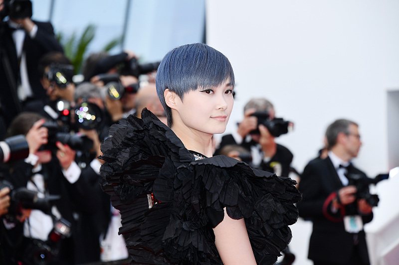 超女|曾是“超级女声”的总冠军，如今沦为18线小明星，街头捞金无人识！