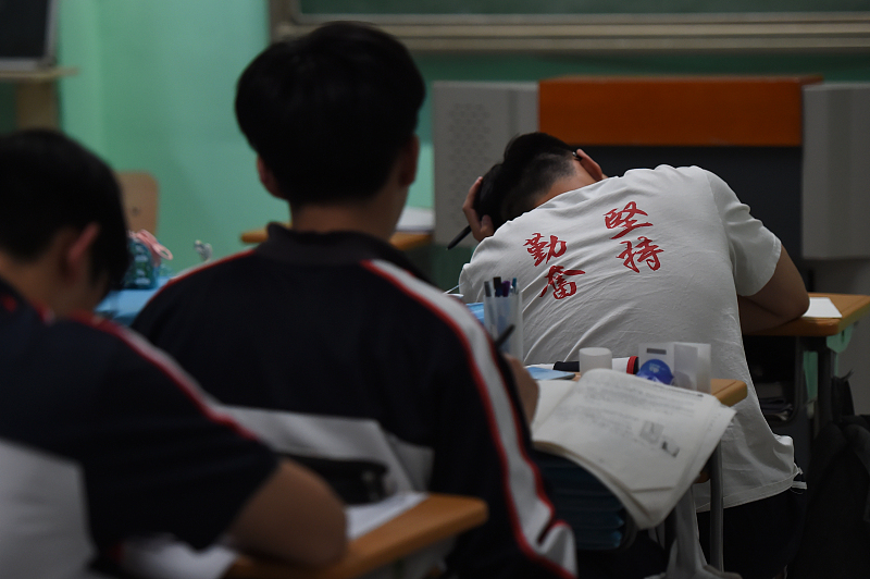 【】不少高中生的常态:晚上十一点睡觉,早上五点半就要起床