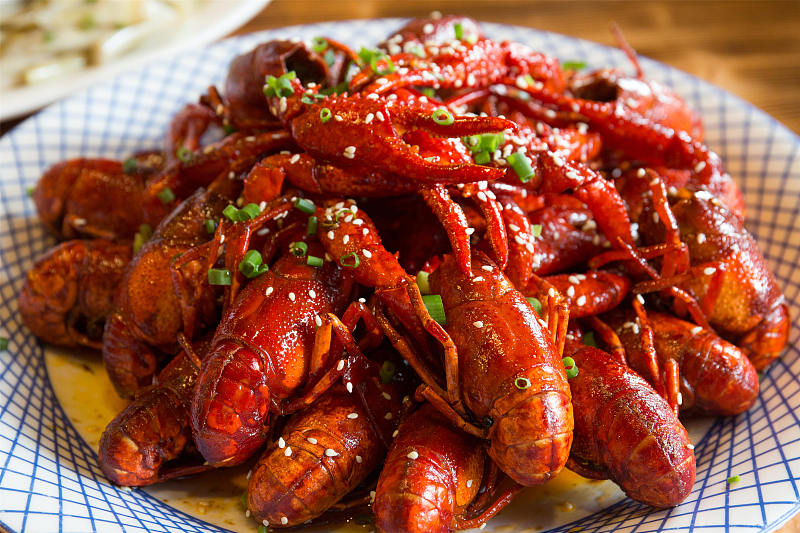 小龙虾■吃虾时，到底要不要去虾线？60岁老渔民告诉你答案，别再做错了