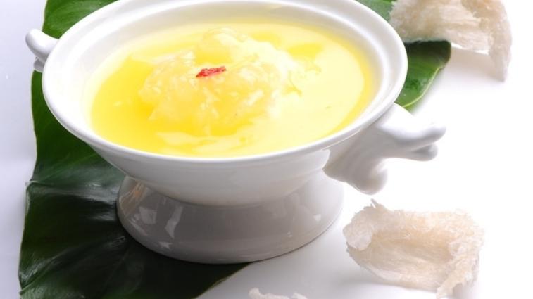 鸡丝燕窝,将纱布中的燕窝抖入汤碗中的鸡丝上,再撒上熟火腿丝