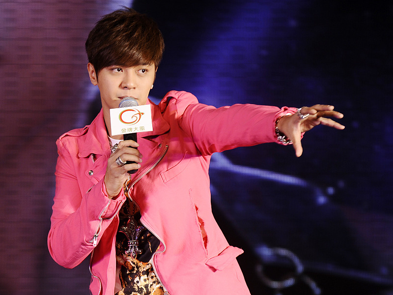 罗志祥@罗志祥和女艺人上演“双人健身”，看到他们的动作，网友：好尴尬