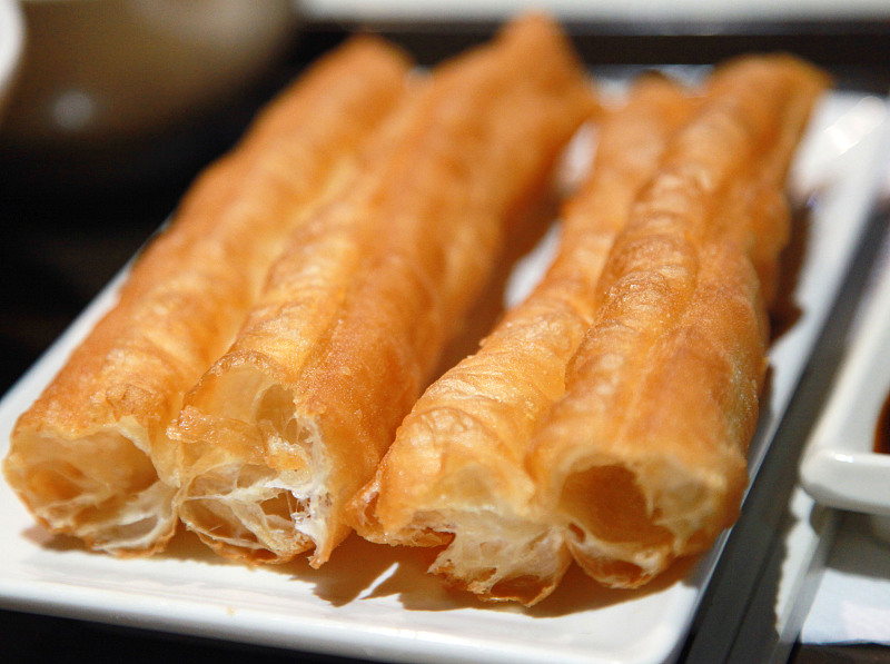 【炸油条】炸油条时,用酵母、泡打粉都不对!教你正确做法,油条金黄又酥脆