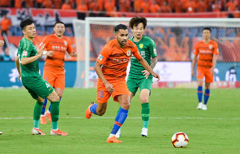 「山东鲁能」鲁能离队之人有望重返中超，曾在球队身披10号战袍，却被视为水货