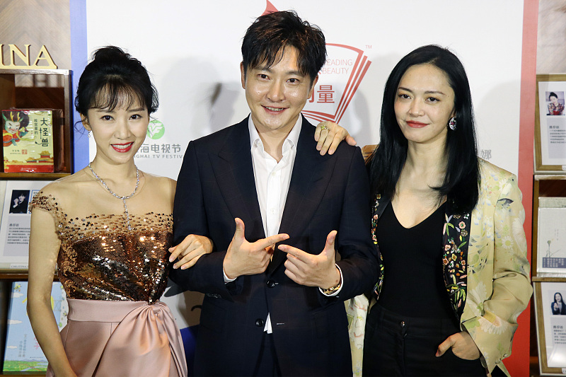 [姐姐]妹妹是知名女演员，姐姐是金融精英，明明是亲姐妹长得一点也不像