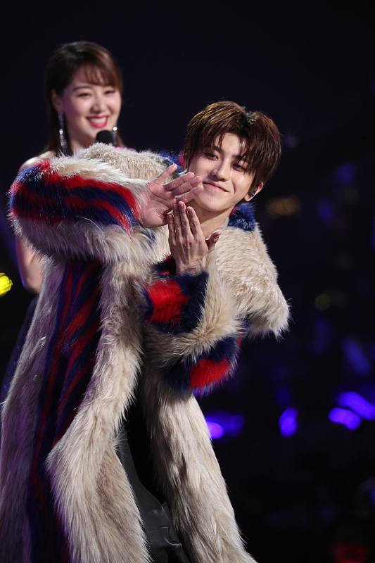 「娱乐圈」靠1首歌火遍全国，被伴舞连砍3刀，毁容后遗憾退出娱乐圈，如今身价上亿