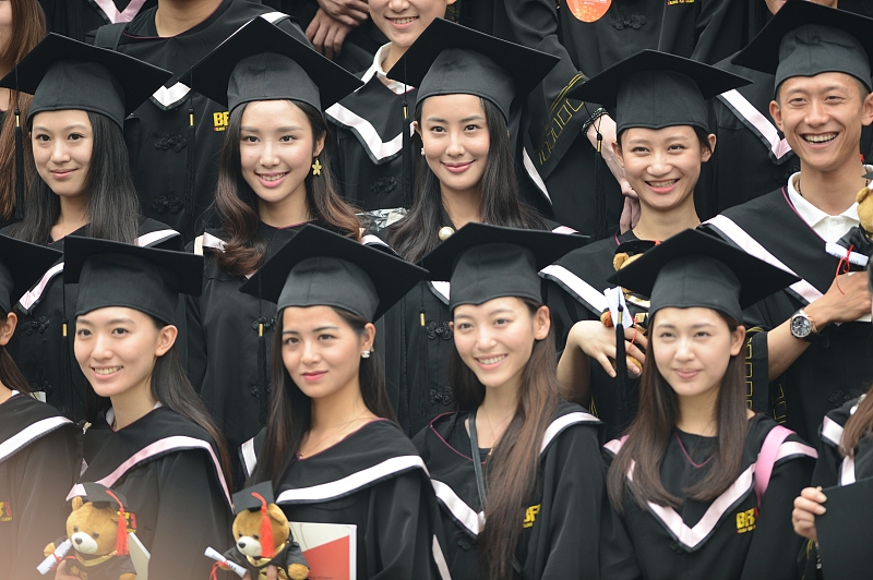 求职@大四学生找工作要签合同时，不能签订劳动合同，不要被骗了