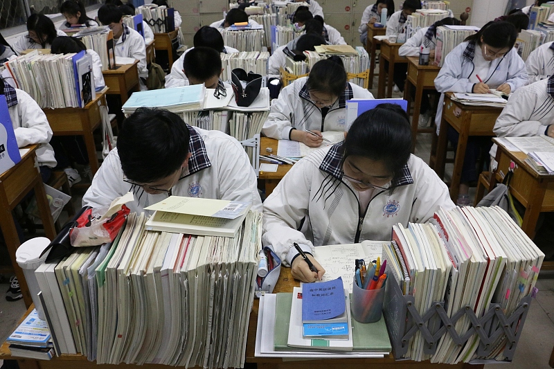 ▲本科批次合并后，去二本大学读书，学校和专业哪个更重要