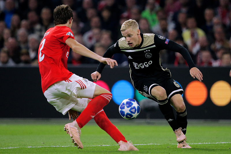 曼联|曼联首签稳了？23岁荷兰国脚下周签约 已告诉队友！要价5500万