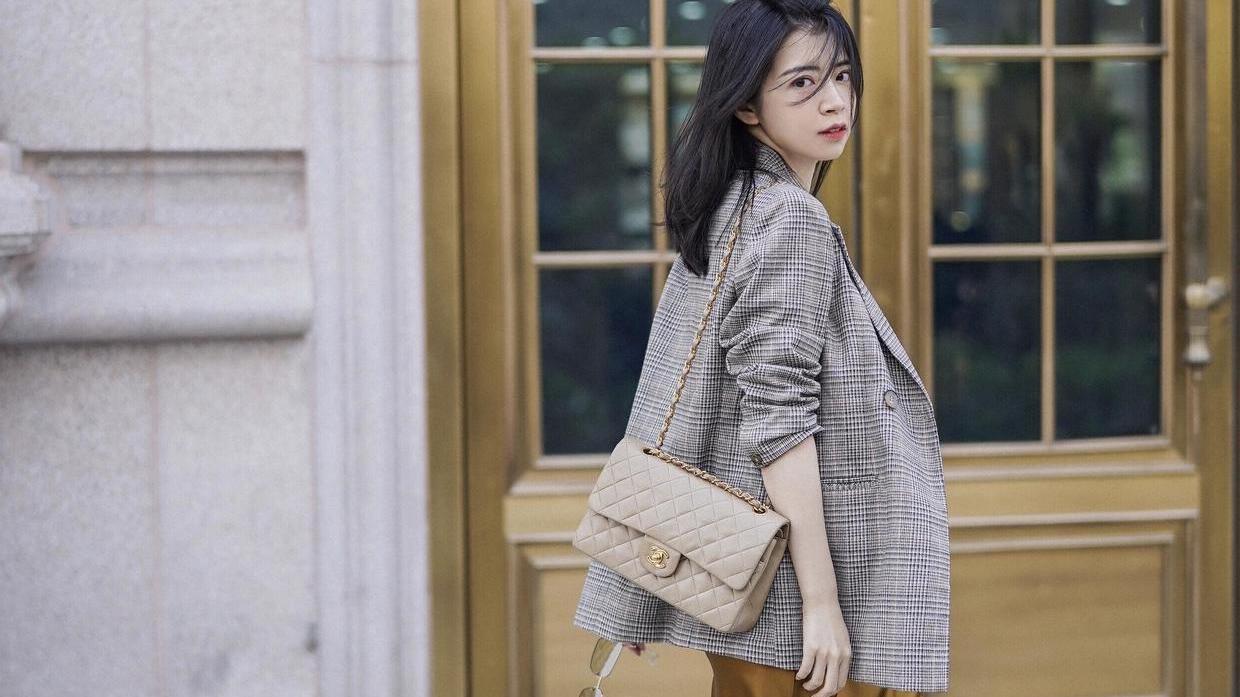 三木博主春季穿搭,格子西服外套内搭吊带连衣裙,减龄又洋气