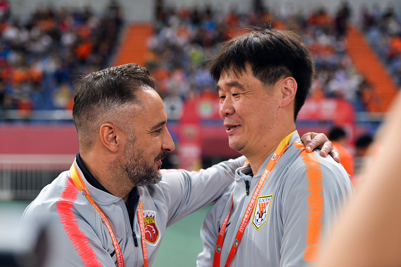 阿隆·穆伊|官宣！30岁英超中场加盟中超豪门！那鲁能的“大鱼”是谁？