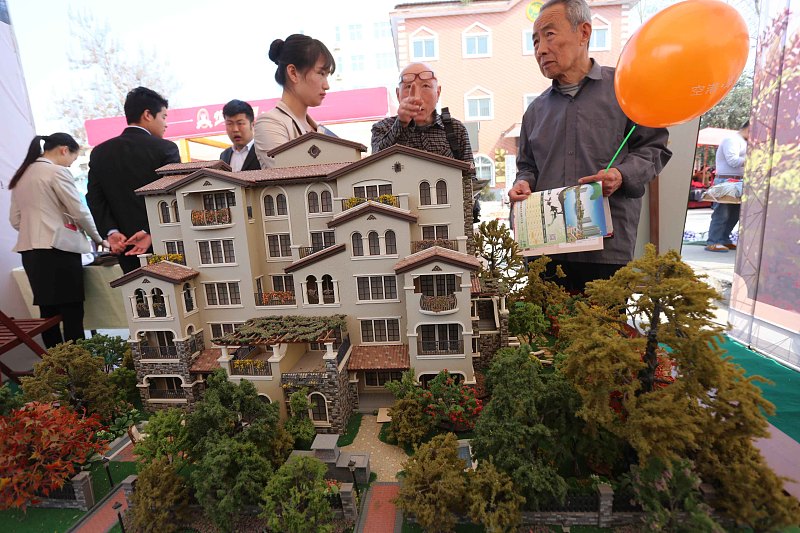 房价|一楼带院子，顶楼带阁楼，两者应该选哪一个？一位内行人给出答案