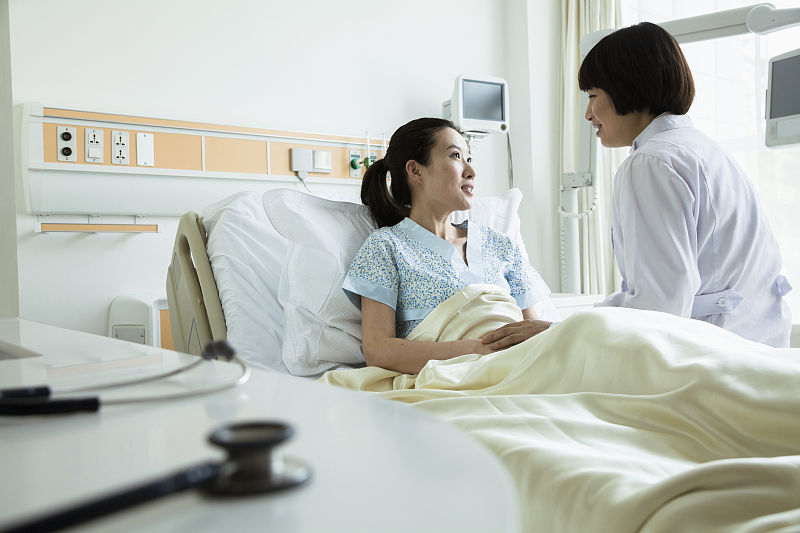 青城小医仙 同居7年的女友得乳腺癌，男友不愿意救，医生叹息：可怜人啊