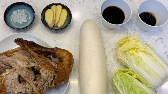 家常版的红烧鸭架,萝卜娃娃菜吸收汤汁,味道浓郁鲜气十足