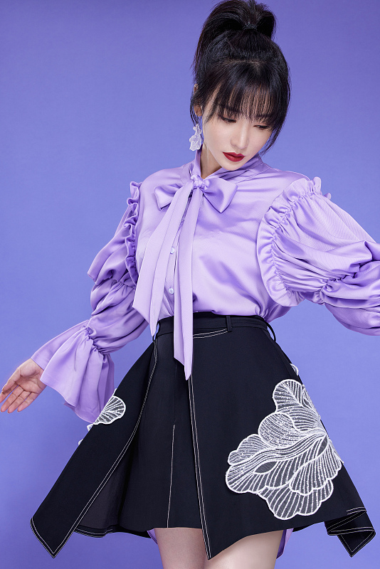 柳岩|柳岩写真风格大变，紫色系文艺范，眉宇间充满少女气息