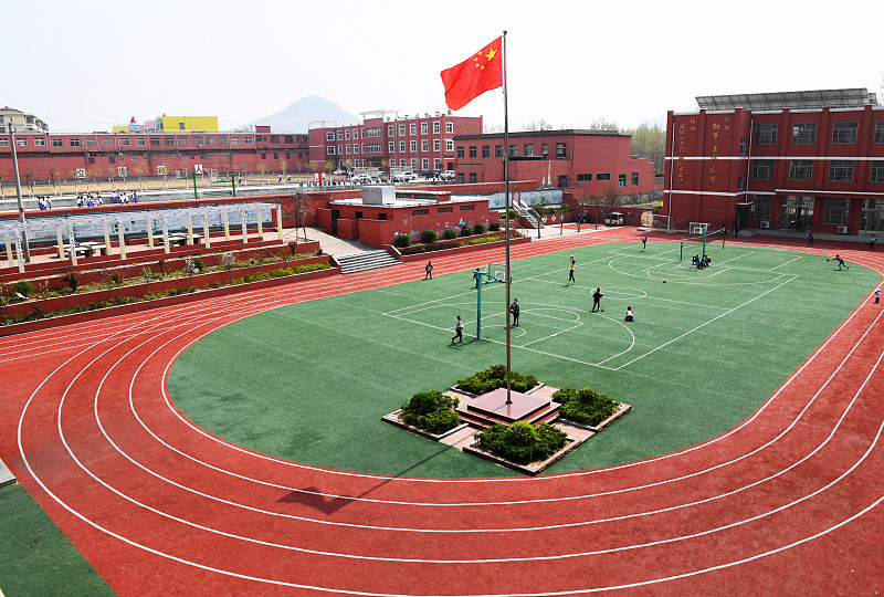 刘汉皇|农村学生操场被打,意外穿越神奇空间