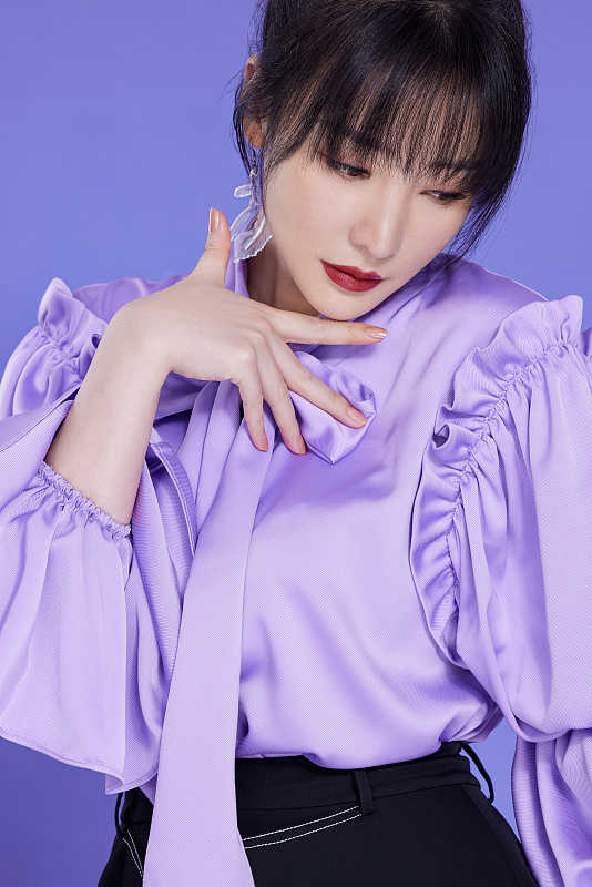柳岩|柳岩写真风格大变，紫色系文艺范，眉宇间充满少女气息
