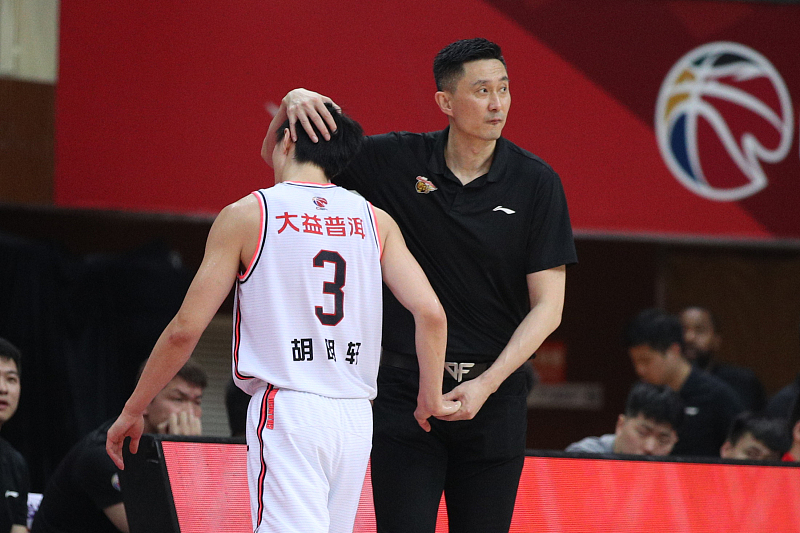 胡明轩|胡明轩高颜值妈妈爆红，球迷：原来小胡这么帅是有理由的