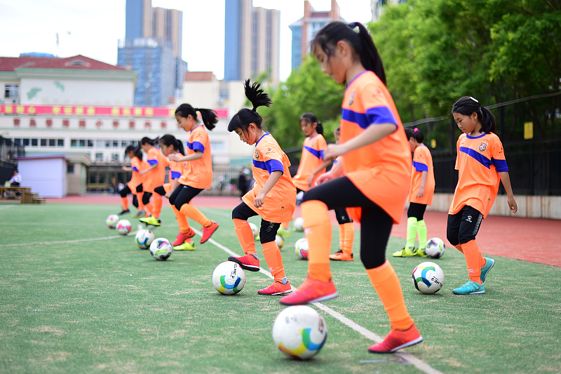 迪丽热巴|迪丽热巴“走哪捂哪”太假？当看到她的生活照，就全懂了
