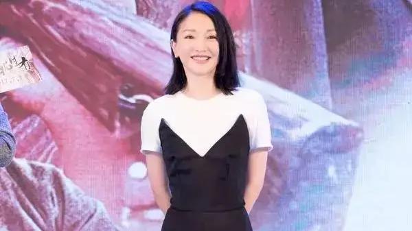 马伊琍真不顾明星形象,穿人字拖就直接走机场,但气质仍出众