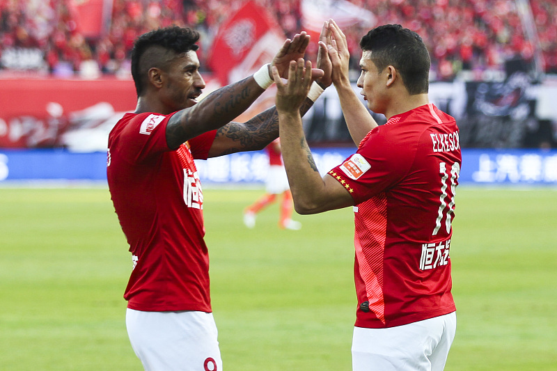 韦世豪|不良高中生！恒大前锋重返校园，未婚妻穿“JK制服”调侃韦世豪