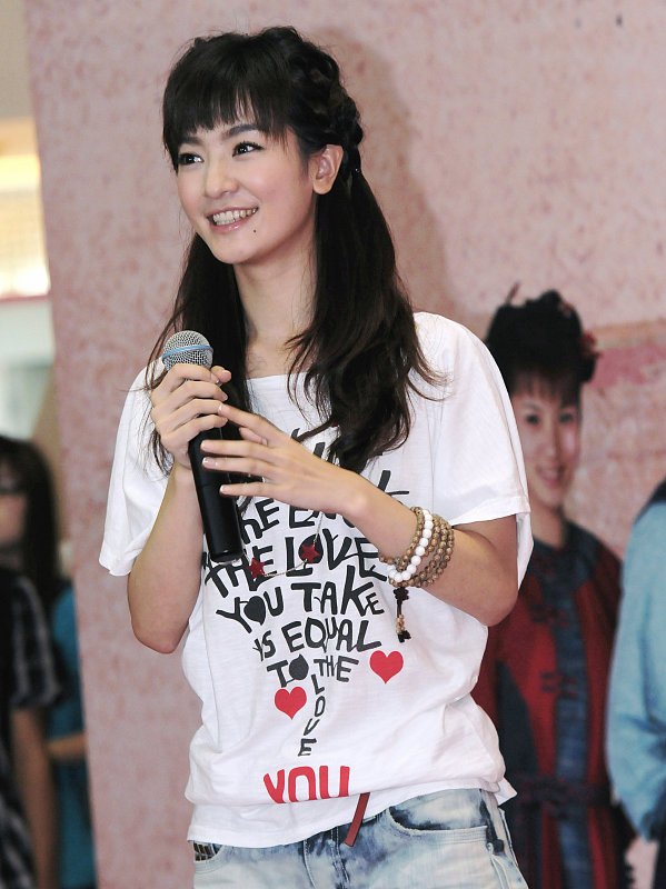 还珠格格|当年的新版《还珠格格》，女一糊了，女二没火，女三红透半边天