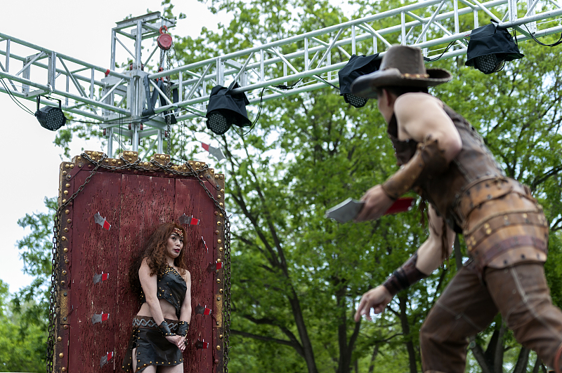 语若语非 常州有对烈火夫妻，70多岁还持械打架从楼上扔下9把刀，何必呢！